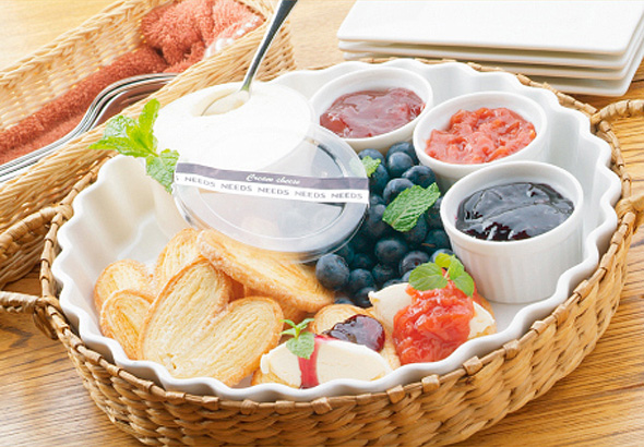 フレッシュクリームチーズとアボカドのクロスティーニ